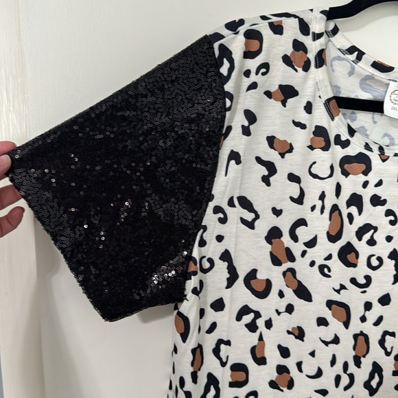 Sunshine and Rodeos cheetah shirt with a pack sequin sleeve and pocket - Picture 4 of 16